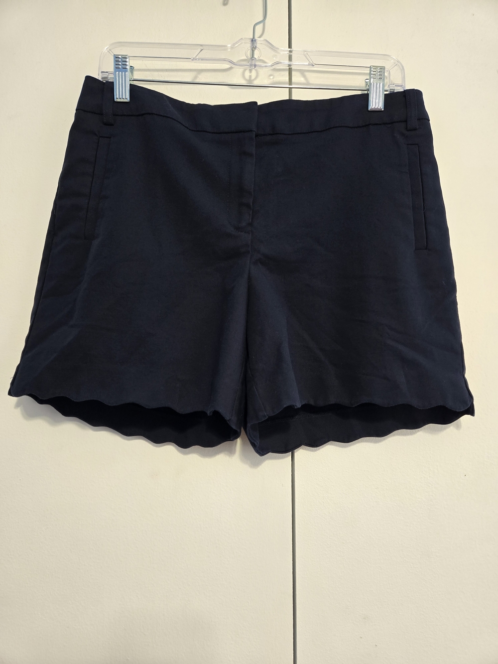 Anne Klein Navy Scalloped Hem Dress Shorts Size 8 Stretch Career Casual